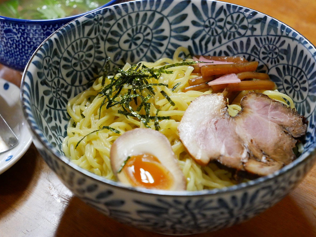 本わさびで食べる塩つけ麺（大盛り、1060円）