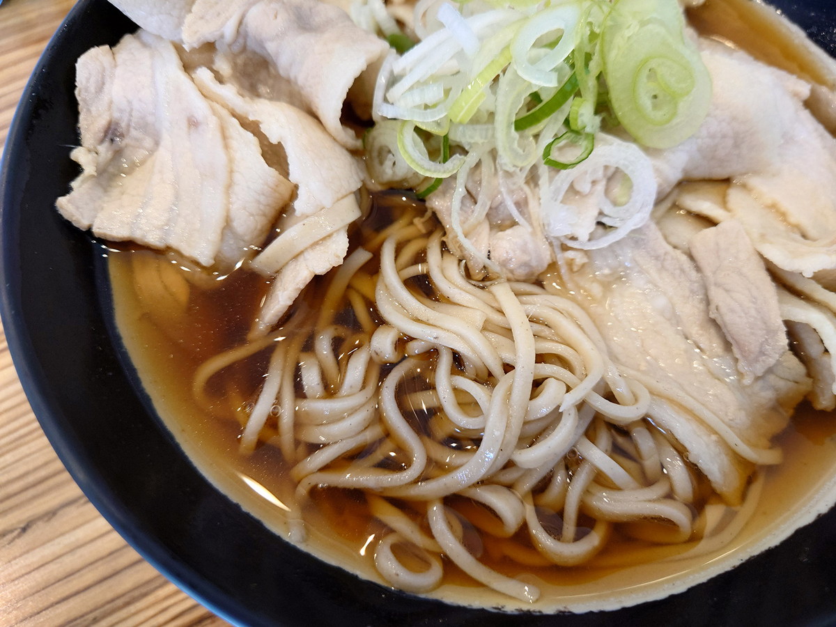 そば感が楽しめる「乱切り麺」