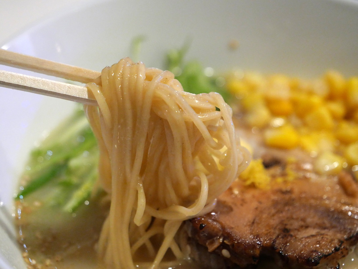 麺は全粒粉の中細ストレート