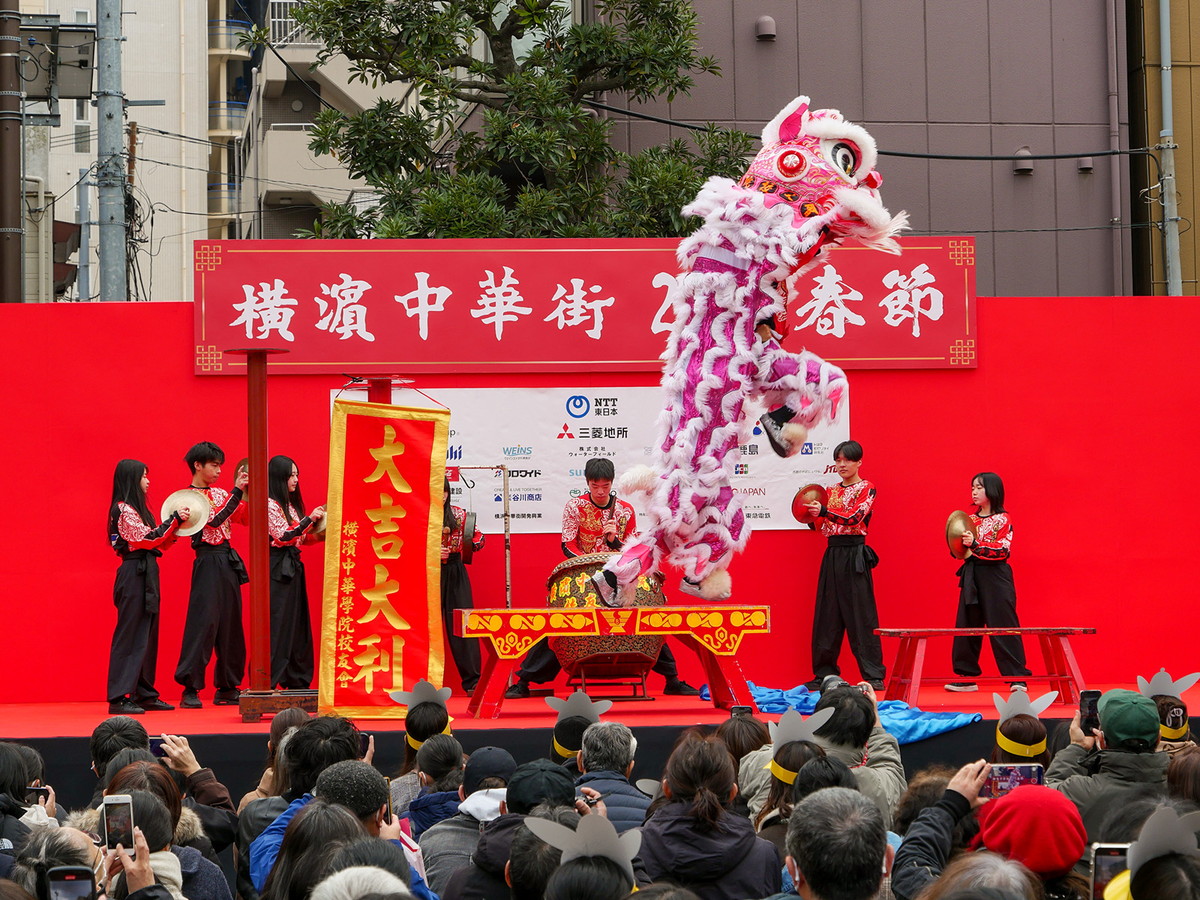 「春節娯楽表演」獅子舞の様子