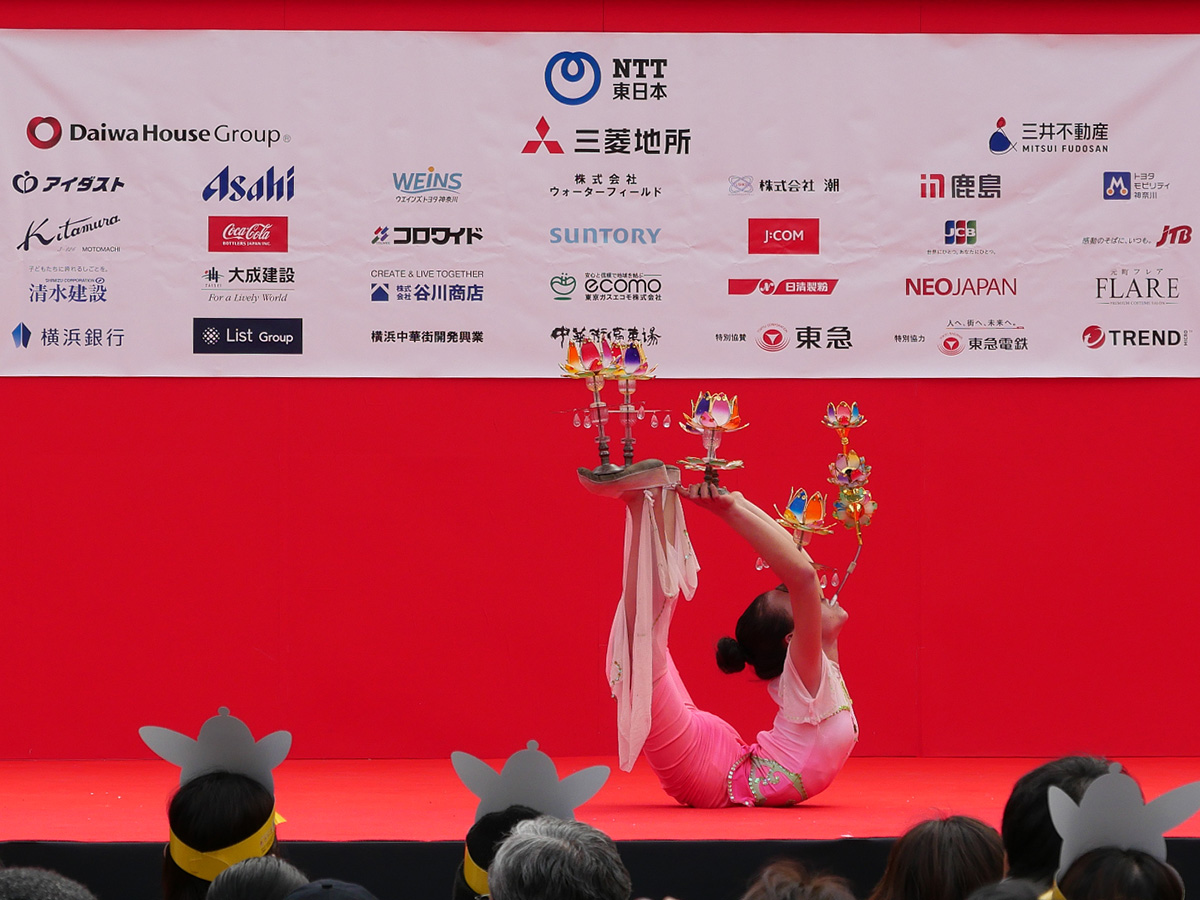 軟体柔術では足裏やおでこに花台をのせてバランスをキープ