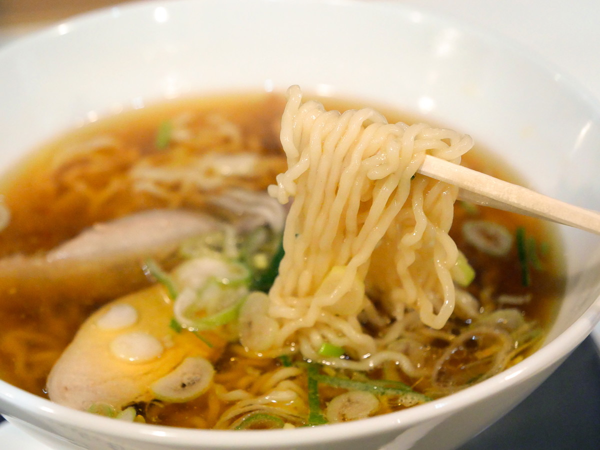 今より濃厚な純鶏スープに合わせるのは中細麺