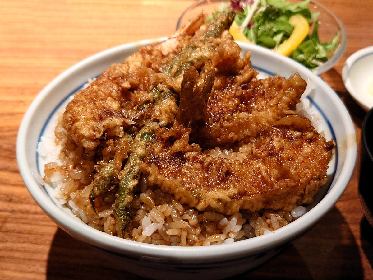 ランチタイム「天丼セット」（税込990円）