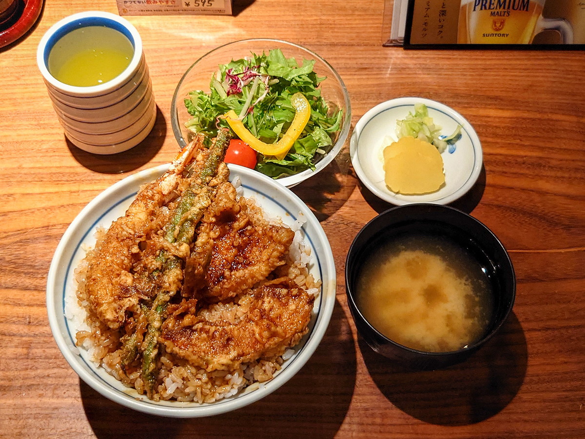 ランチタイムの天丼セットはこの内容で税込990円！