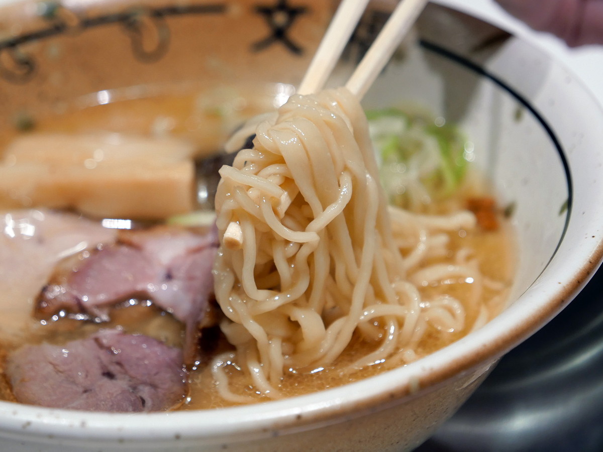 太麺と細麺をミックスして提供