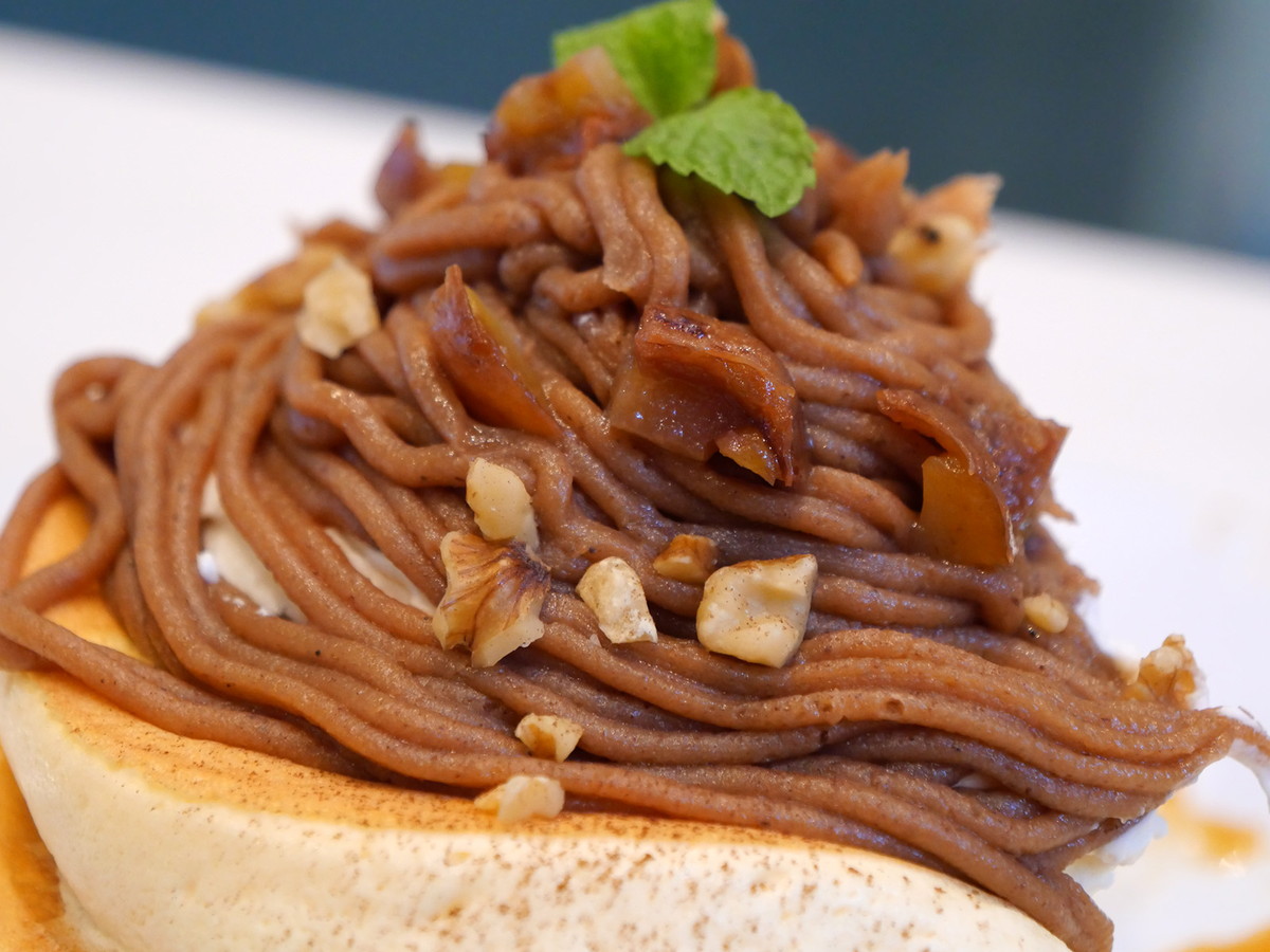 マロンモンブランクリームの下にはアイスクリームや焼きリンゴが入っています