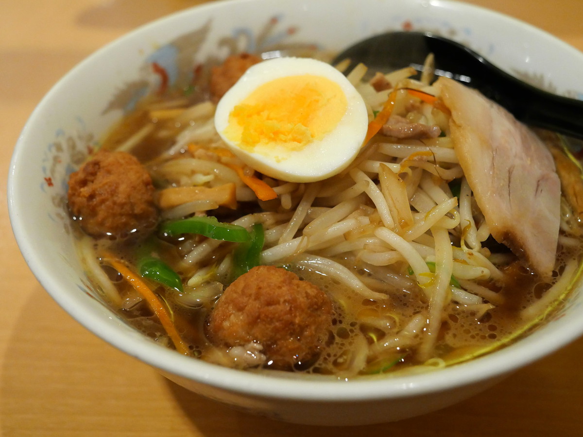 肉団子が入る「龍王ラーメン」
