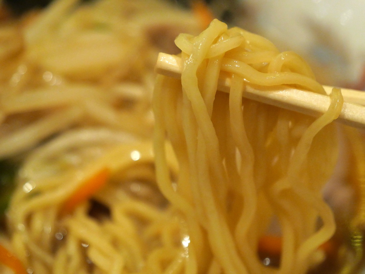 やや黄色でやや縮れた麺