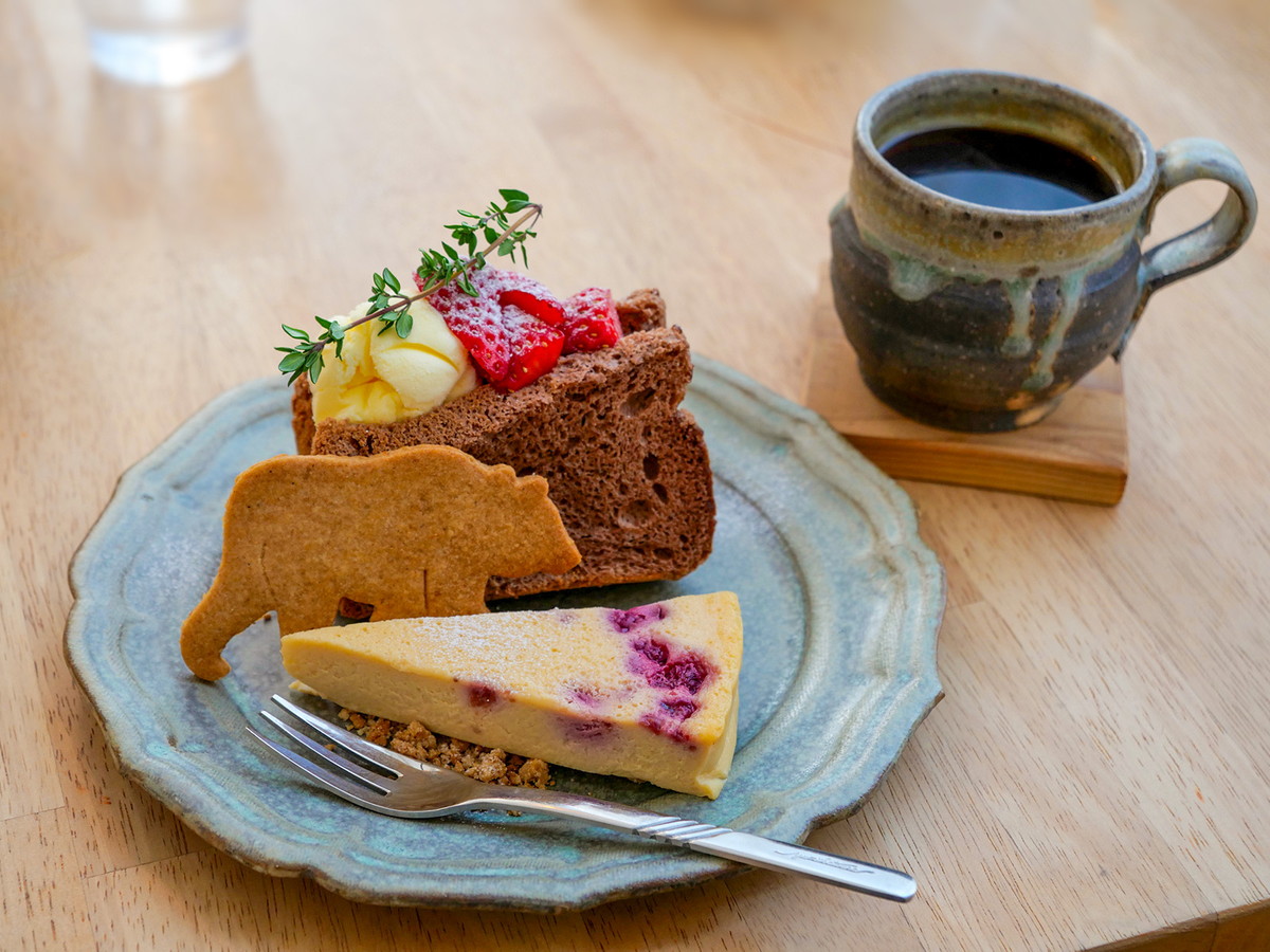 移転オープンした「CAFEシトカ」のスイーツとコーヒー