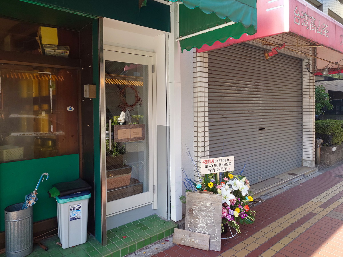 入口は「天仁茗茶」側にあります。並ぶ際はシャッター側へ