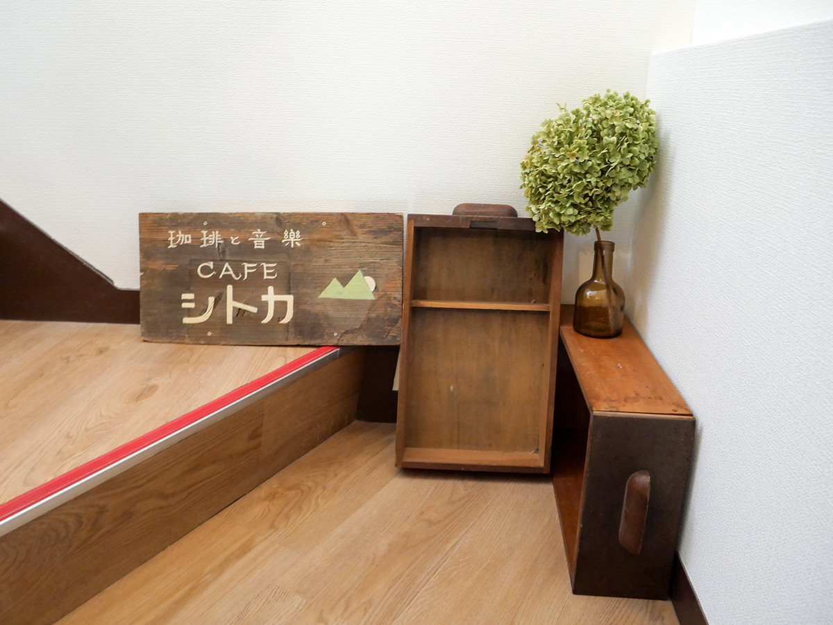 階段の途中には看板が
