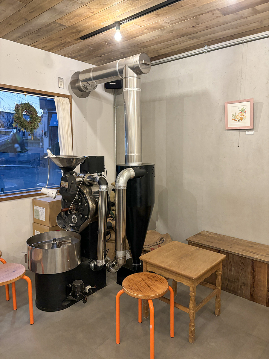 外から見えた焙煎機
