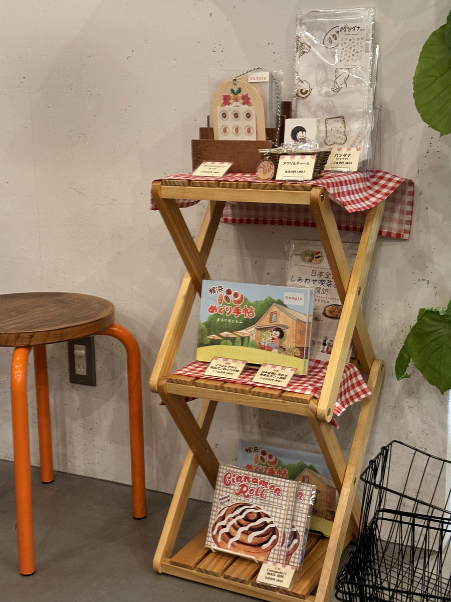 まるやまひとみさんが手掛けた本やグッズも販売中