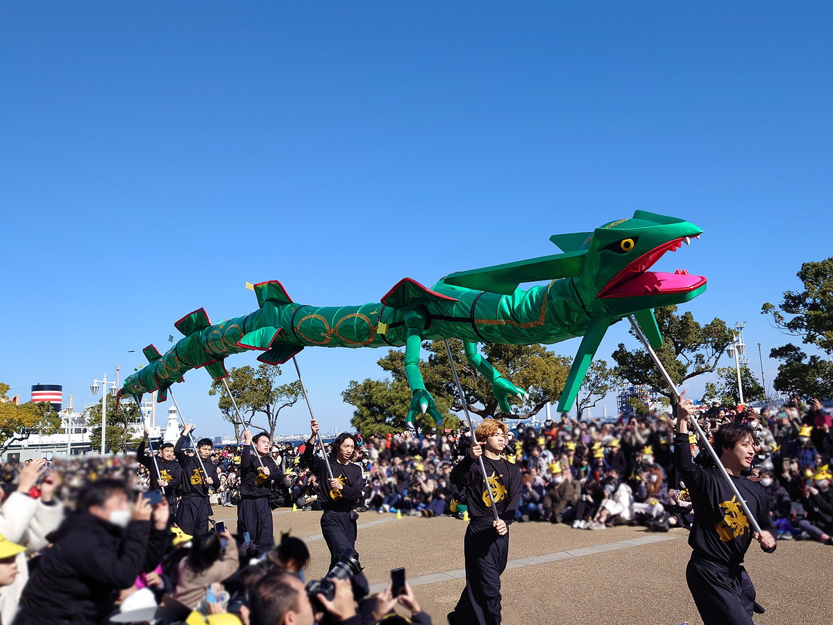 山下公園にあらわれたレックウザモチーフの龍舞