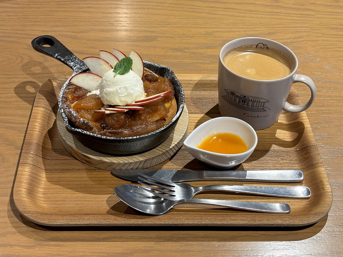 ベイクド・シュークレープ（税込1300円）、コーヒー（税込560円）