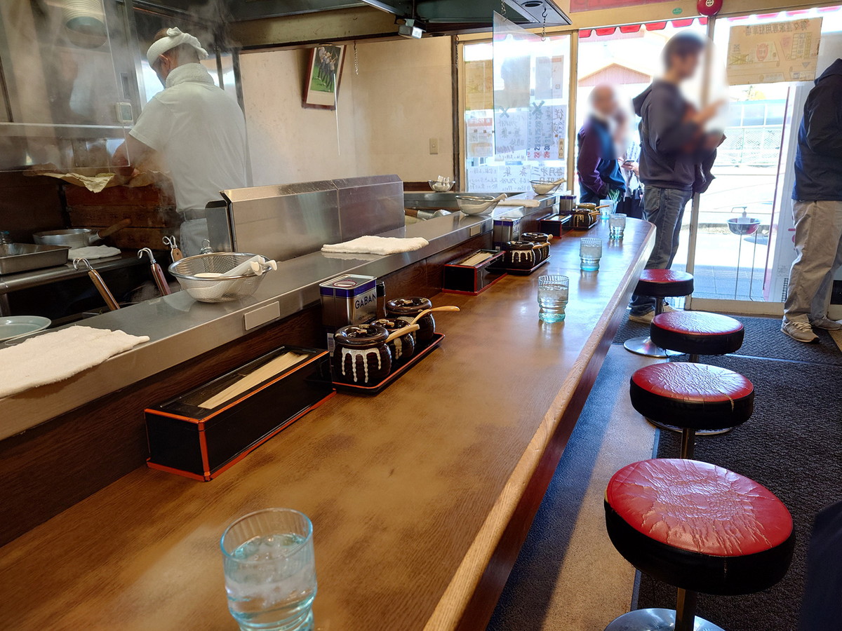 席はカウンターのみで11名分