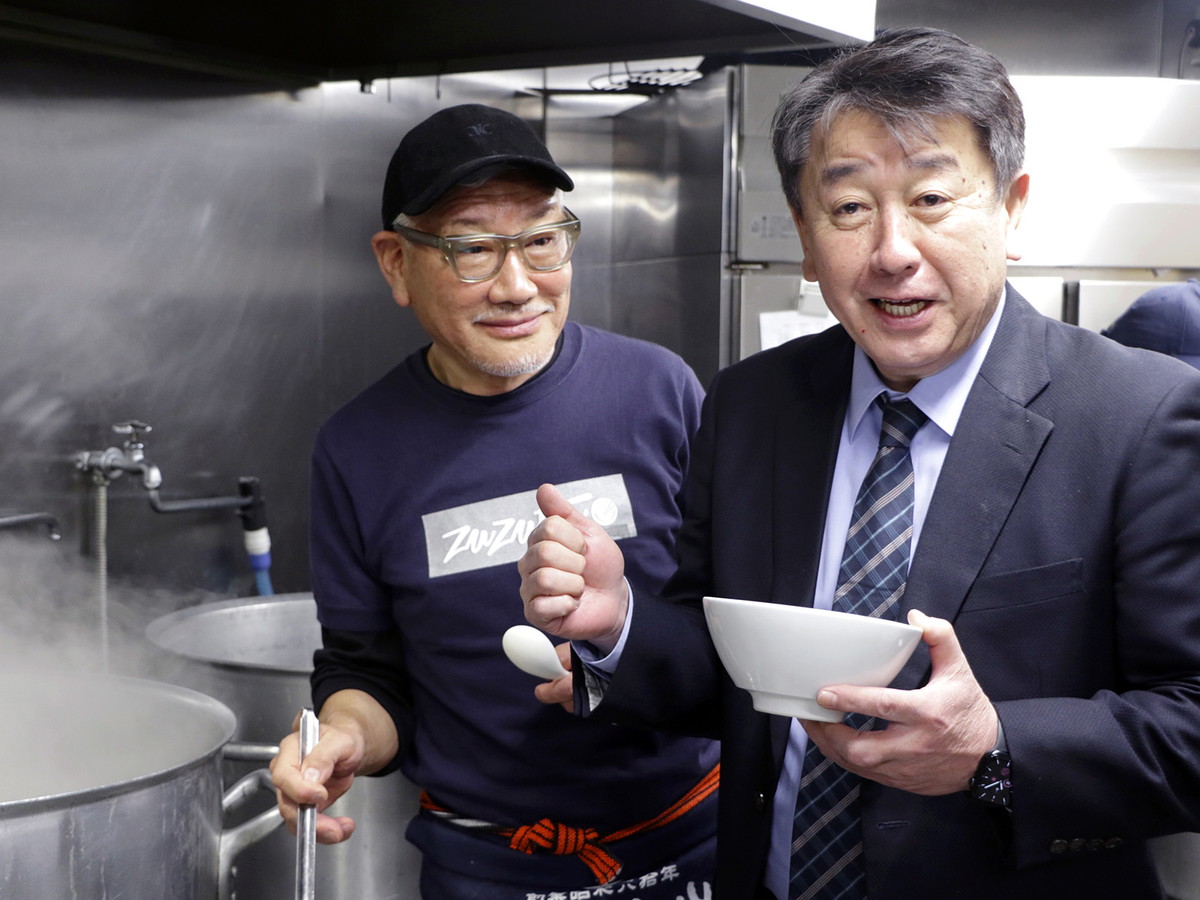 新横浜ラーメン博物館 館長の岩岡洋志さん（写真右）一風堂創業者の河原成美さんと（提供画像）