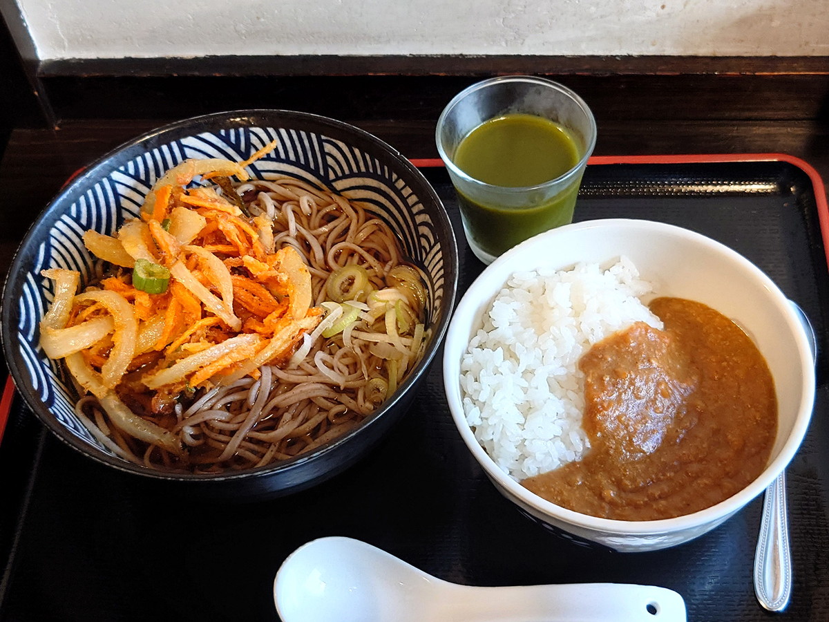 立ち喰い処 雷神「かき揚げそば、茶碗カレー、おまけの抹茶プリン」