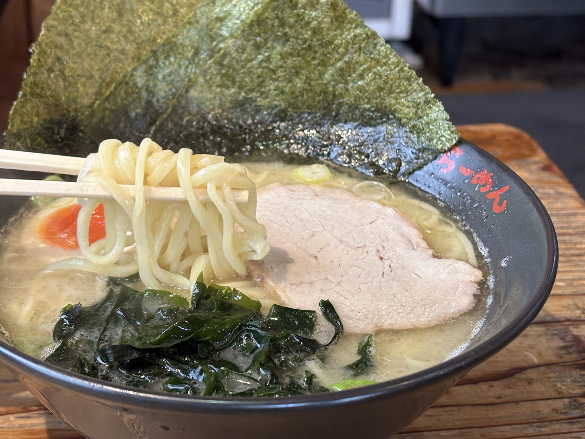 特製の太麺がマイルドなスープによくからむ