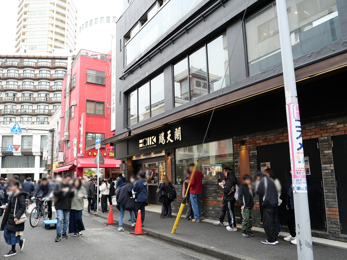 向かいの「鵬天閣 点心舗」のテント下で食べてもOK