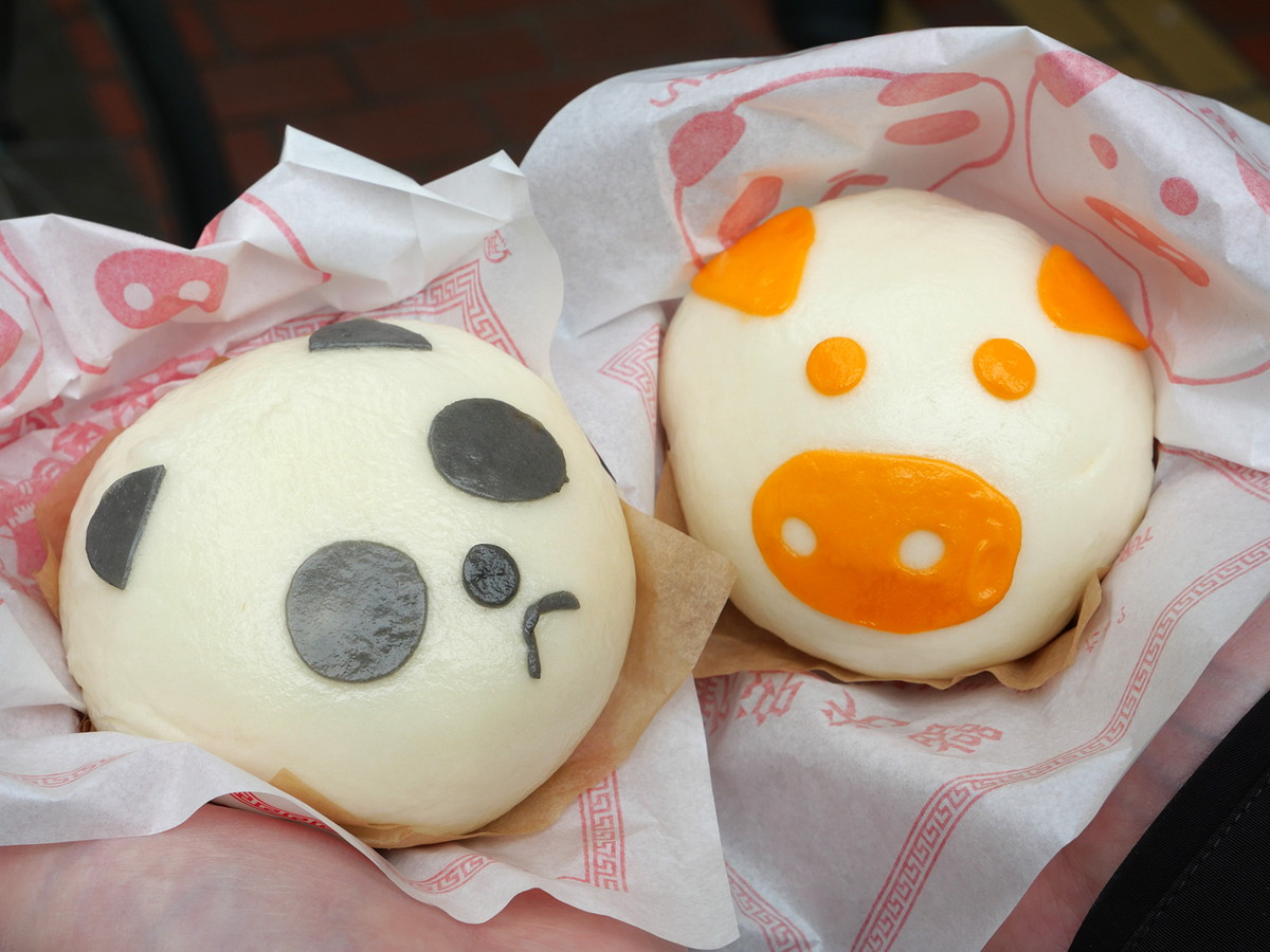 老維新の「元祖パンダまん」（380円）と「豚角煮まん」（380円）