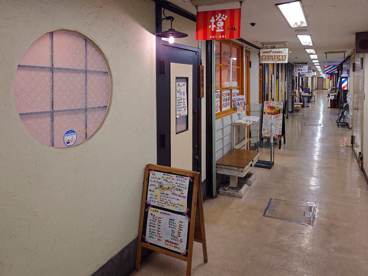 階段を下りてすぐ、オレンジの看板が目印「橙 ハナレ」