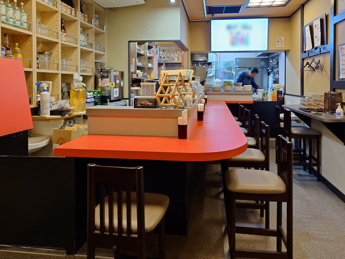 カウンターがメインの店内