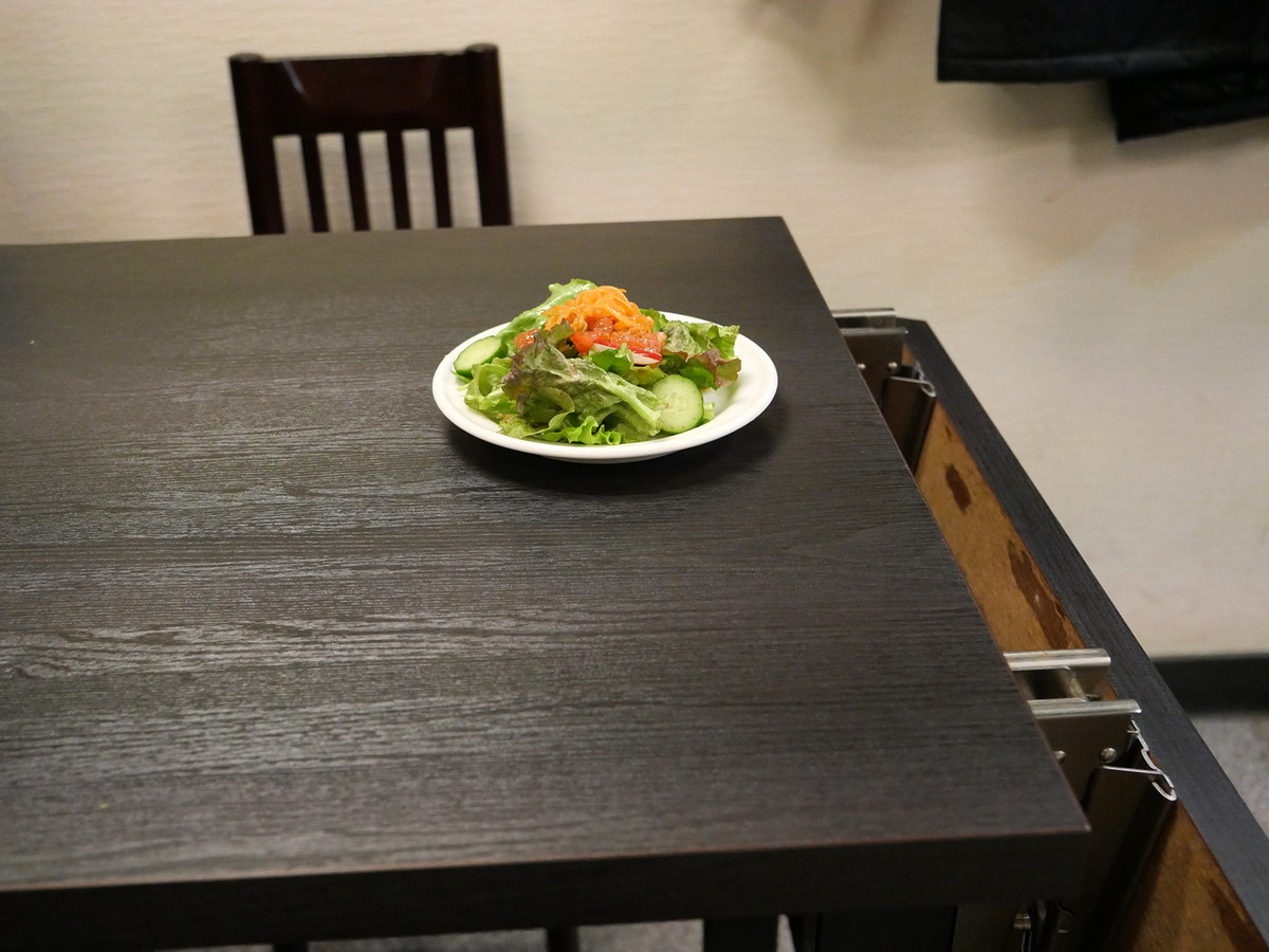 サラダがすぐにサーブされました
