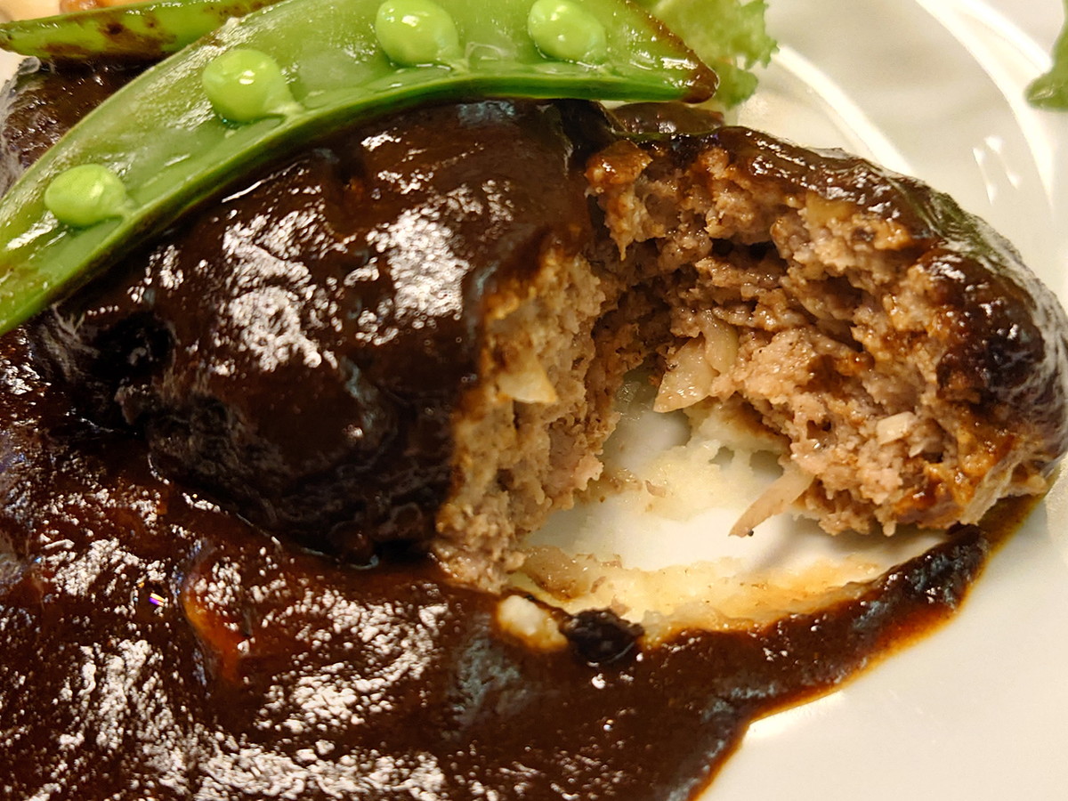 玉ねぎは生のままひき肉と混ぜているそう