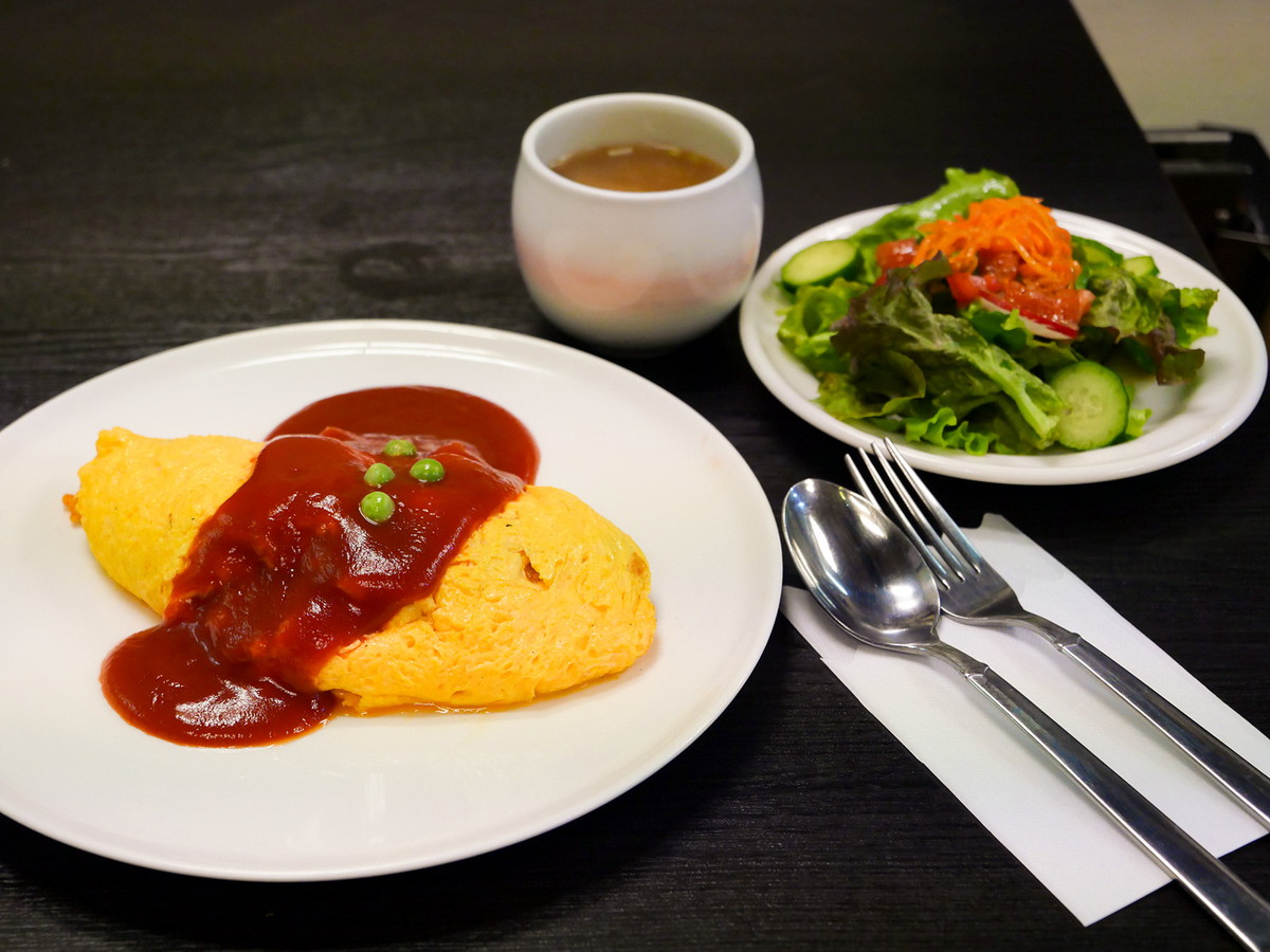 ランチ「オムライス ケチャップ」（サラダ、スープ付、税込800円）