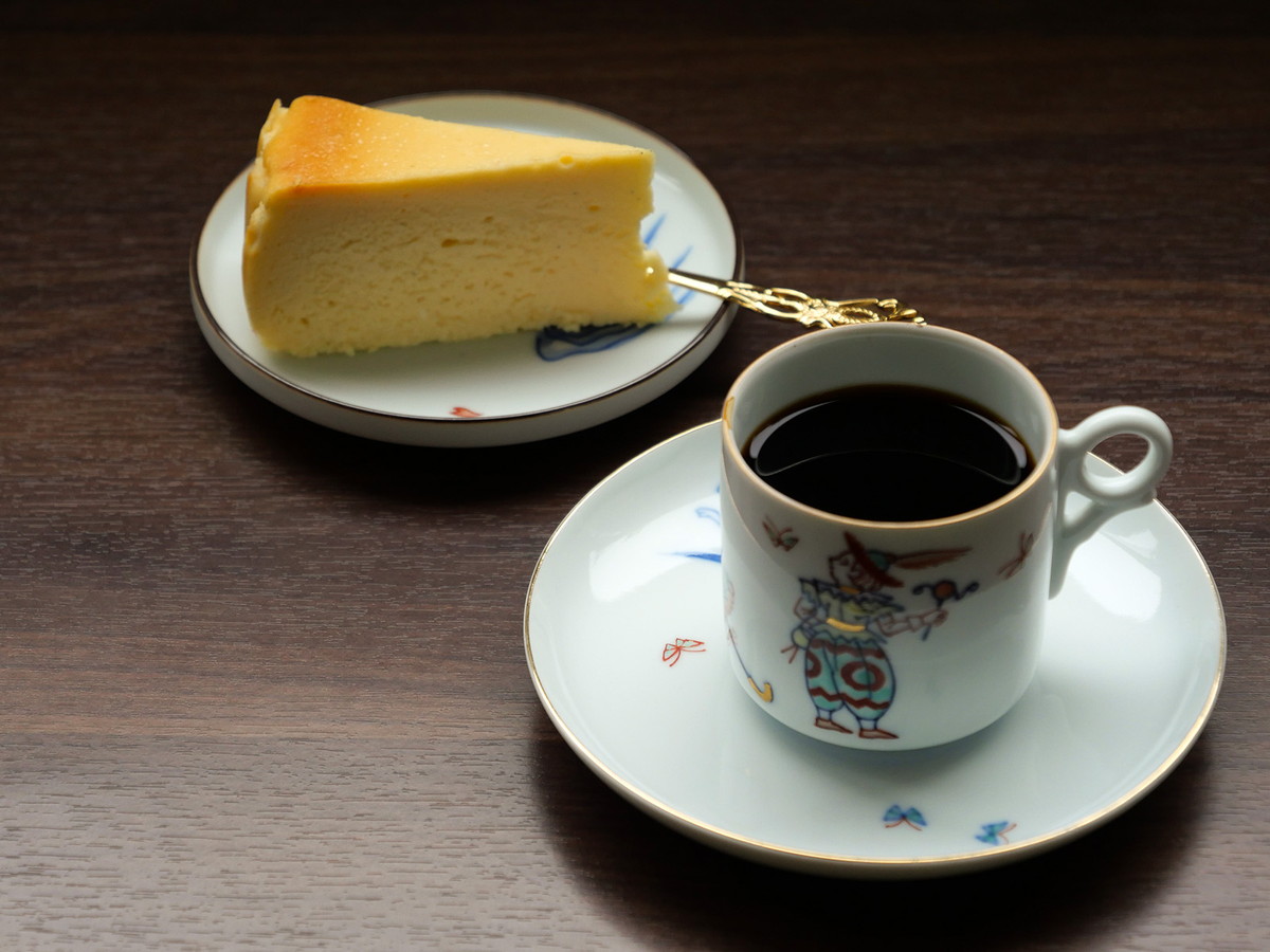 本日のブレンド（中深～深）（税込900円）、チーズケーキ（税込700円）
