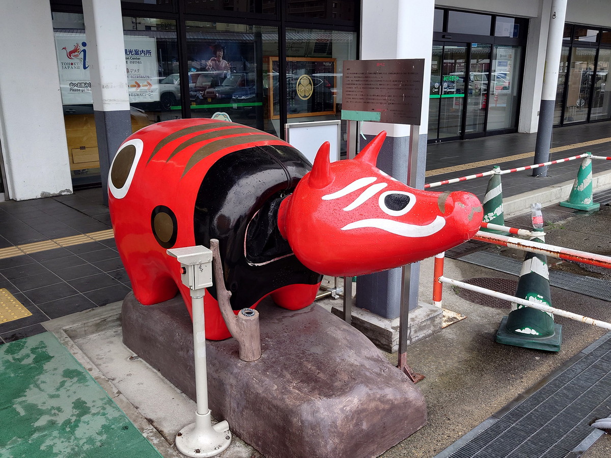 駅の前に設置されている赤べこ