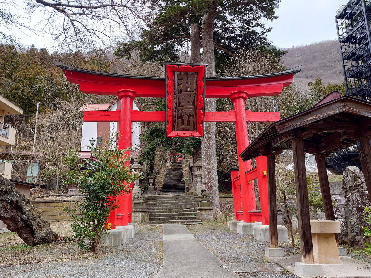 羽黒山湯上神社の鳥居
