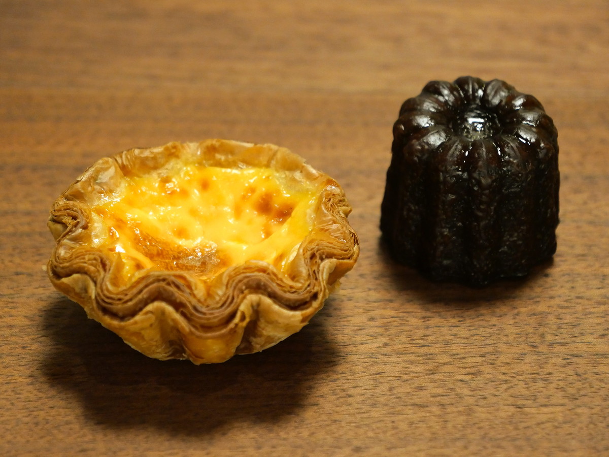 ミルフィーユエッグタルト（税込484円）と鉄観音のカヌレ（税込380円）