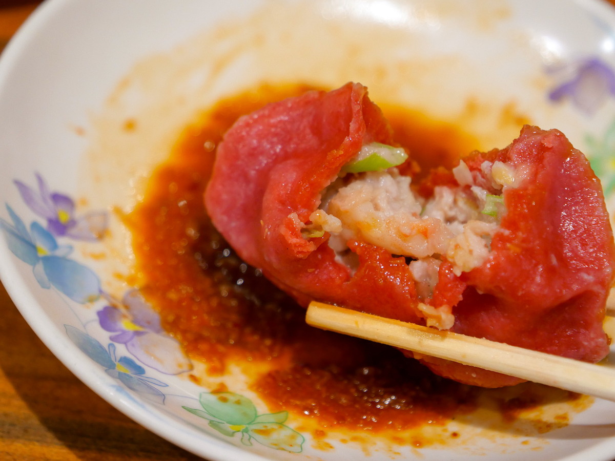 エビや貝柱が入っている桃色水餃子