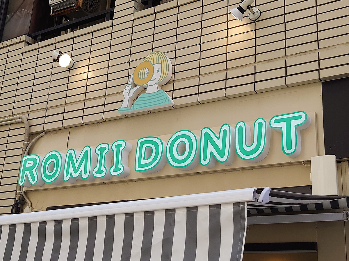 かわいらしい「ROMII DONUT STORE」のロゴ
