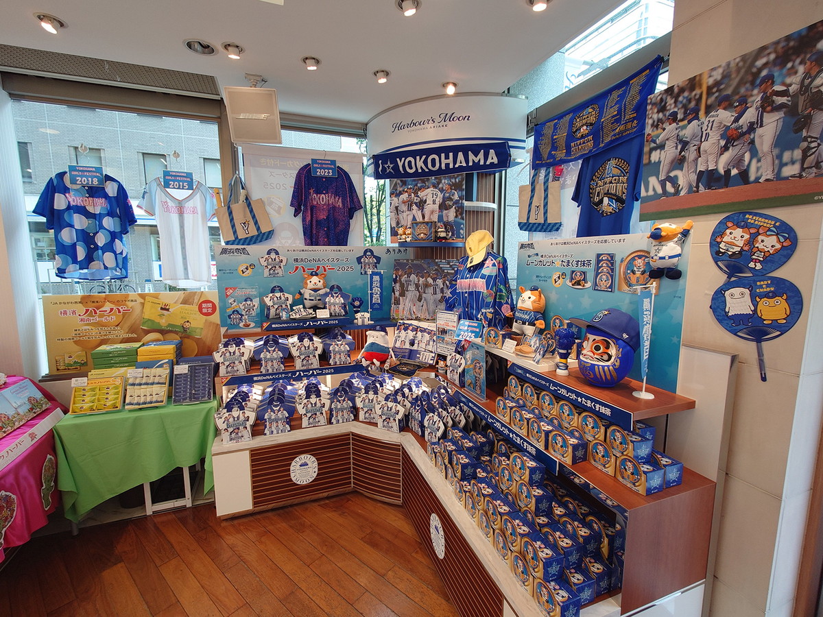 ハーバーズムーン本店には歴代のガルフェススペシャルユニフォームが展示