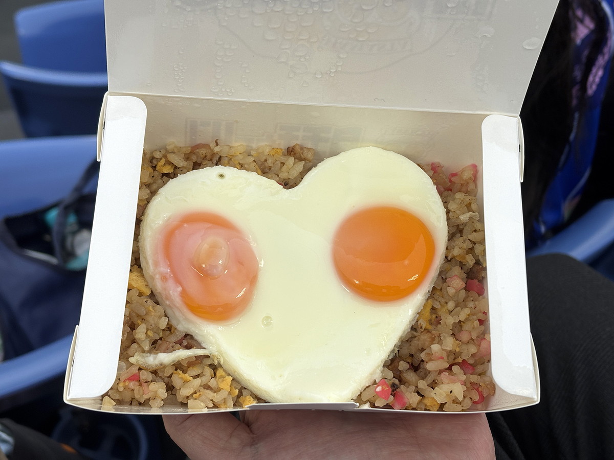 めがきゅん♡目玉チャーハン（1330円）