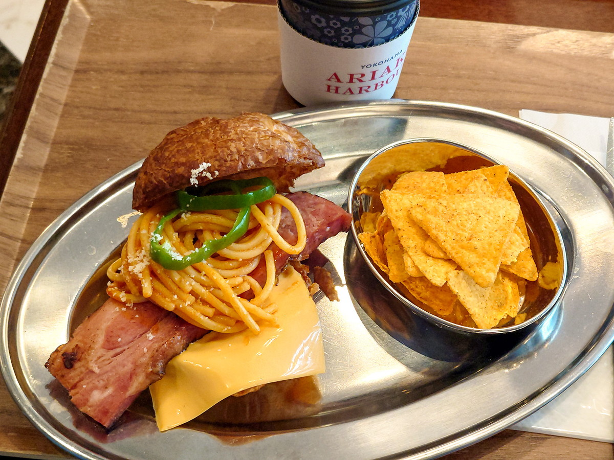 ハーバーズムーン 本店のカフェで提供されている「港町ナポリタンバーガー」