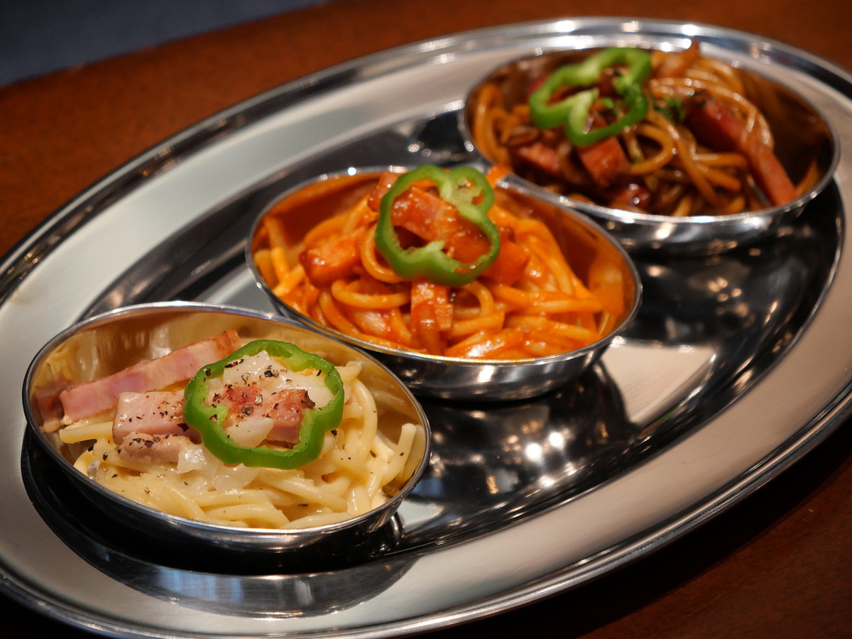 横濱三塔ナポリタン（単品 税込1540円）……ナポリタン、クリーム、ソースのスパゲティがセットに