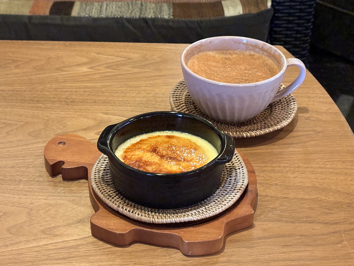 クリームブリュレ（税込600円）とチャイ（税込730円）