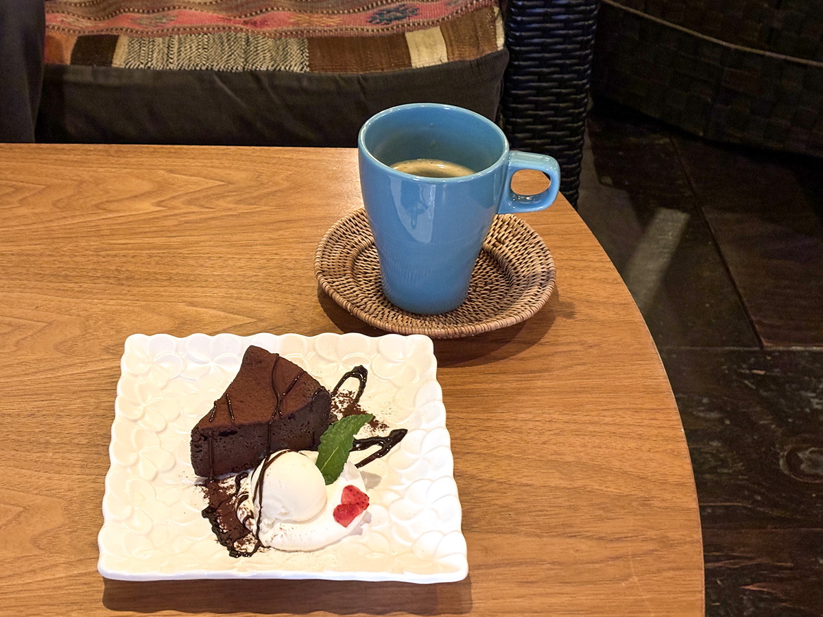 ガトーショコラ（税込680円）とコーヒー（税込550円／ウガンダ産フェアトレード無農薬コーヒー豆使用）