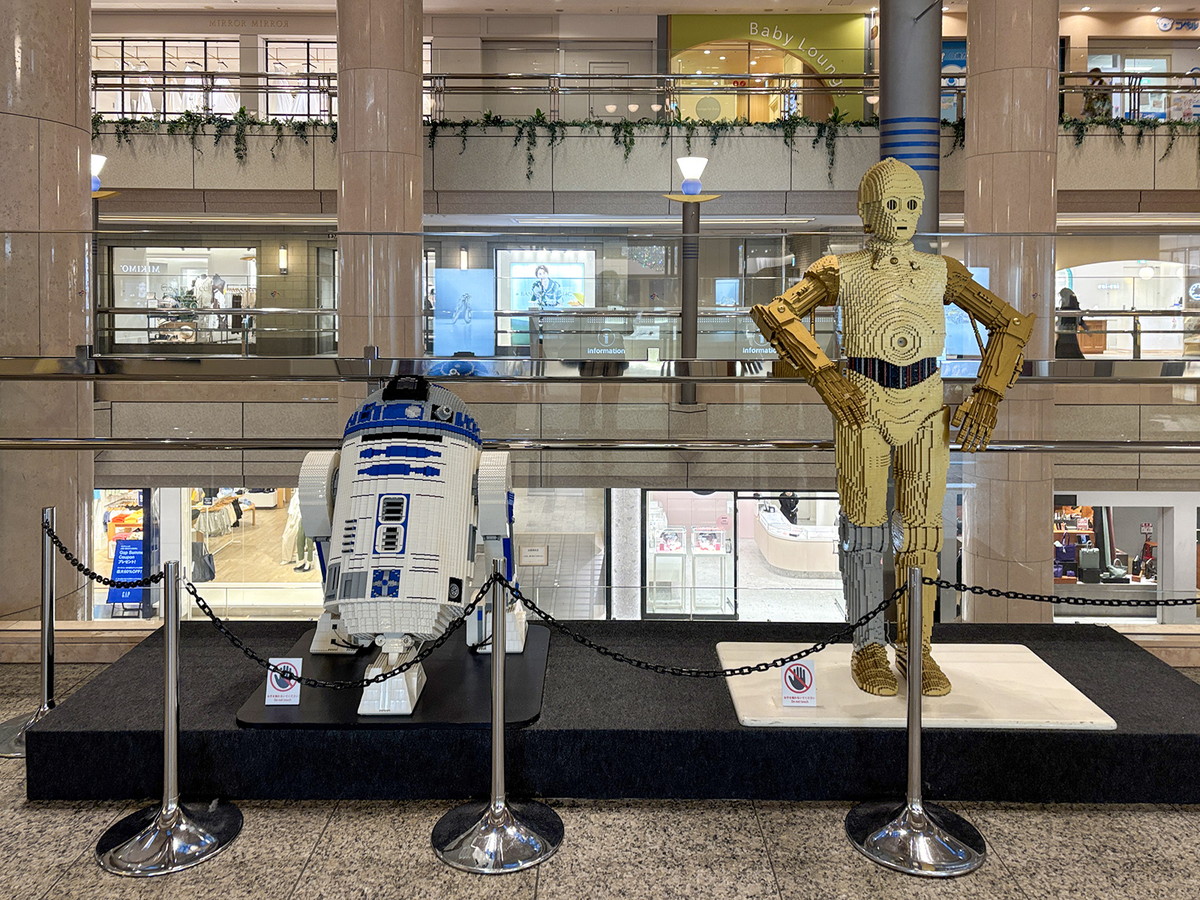 レゴ(R)ブロックでつくられたR2-D2とC3-PO（ランドマークプラザ 2階）