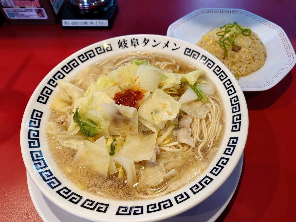 岐阜タンメン半チャンセット、野菜増量、2辛（税込1380円）