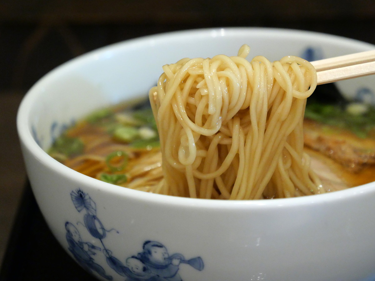 コシがあり、豊かな香りと奥深い旨みを感じる「農林61号」の麺