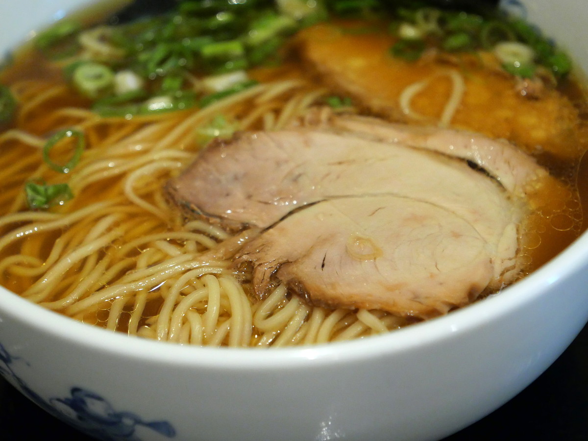 ひと垂らしした支那そばや特製の生醤油が効いている！