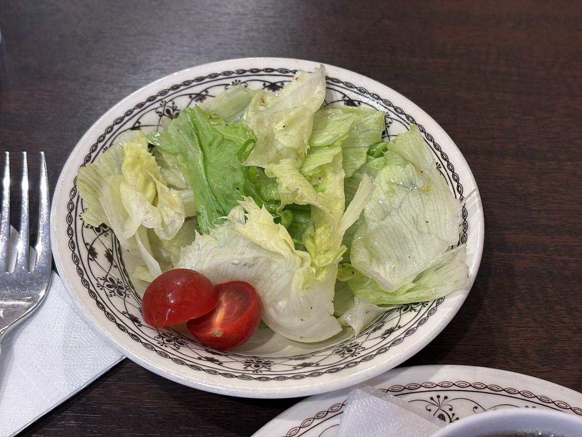 洋食キムラのドレッシングがかかったサラダ