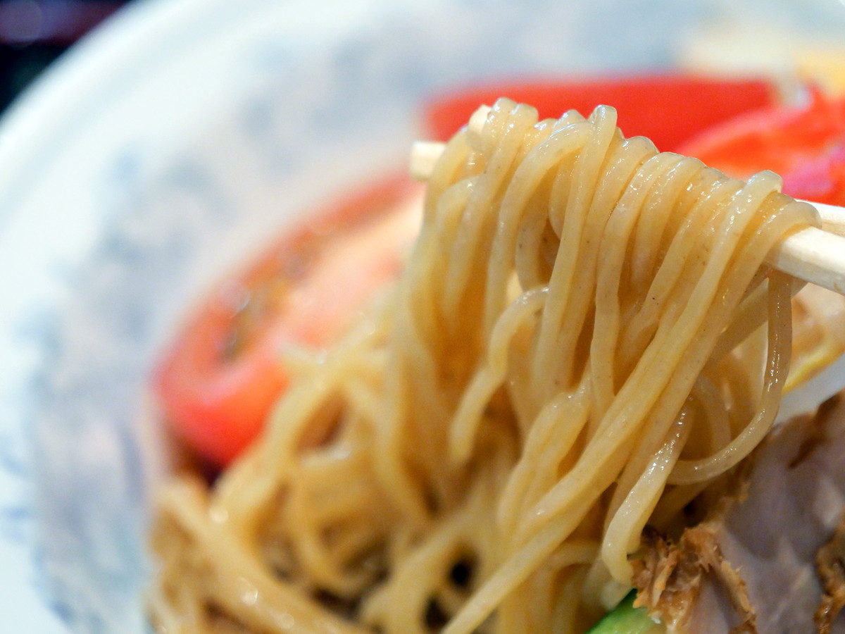 もちっと噛むごとに旨み感じる麺