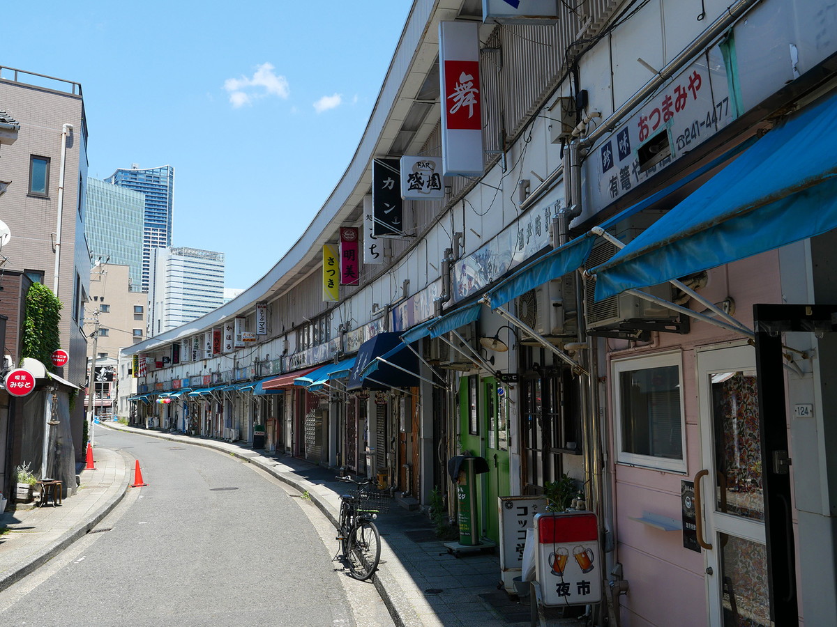 60軒の飲食店が軒を連ねる「野毛都橋商店街」