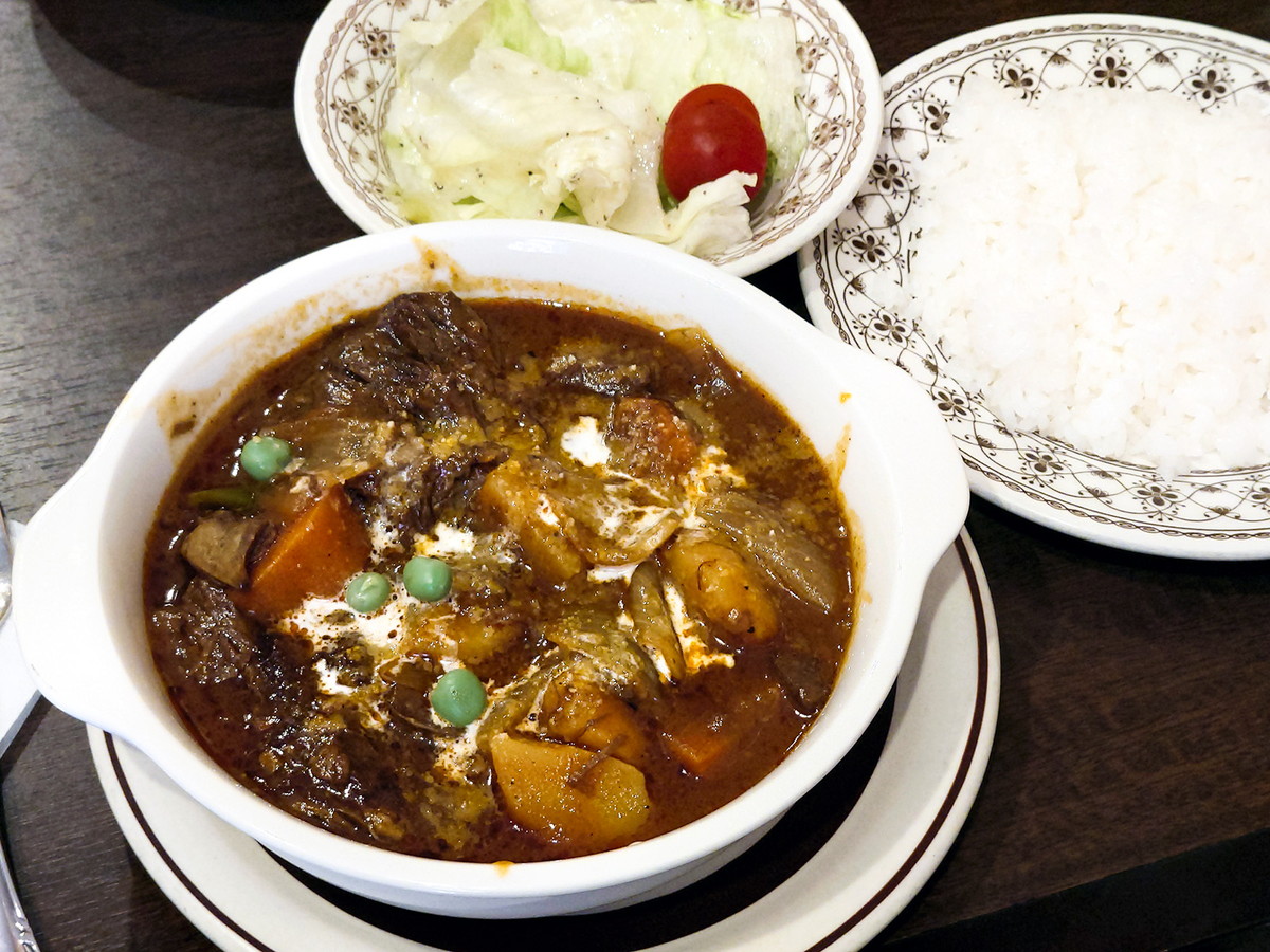 牛すじのシチュー（税込1450円）※ライス、スープ、サラダ、デザート、ドリンク付き